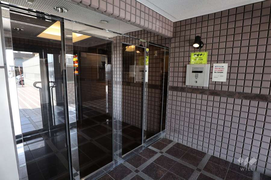 エントランスはオートロック付きです。