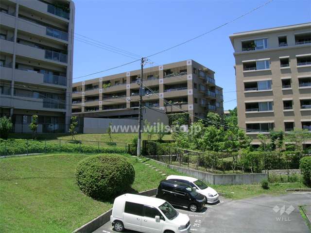 周辺はマンションが多く建ち並ぶ、静かな住宅地です。