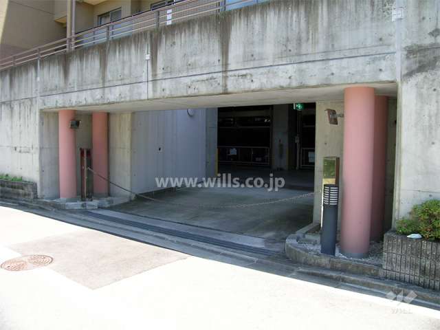 地階にある敷地内駐車場入り口。青空の駐車場もあります。