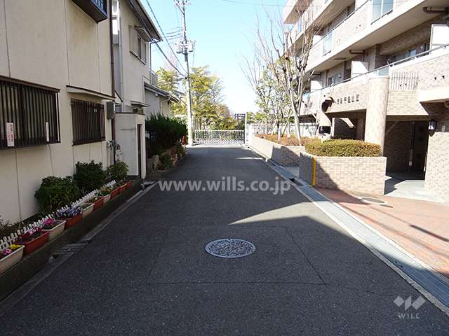 セントラル千里山西の南側前面道路（東側から）