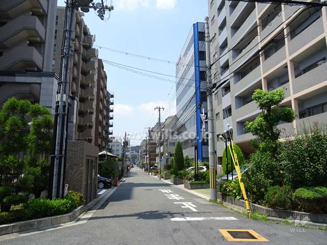 敷地南側の前面道路（東側から）