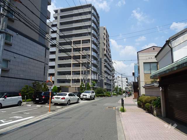 敷地東側の前面道路（南側から）