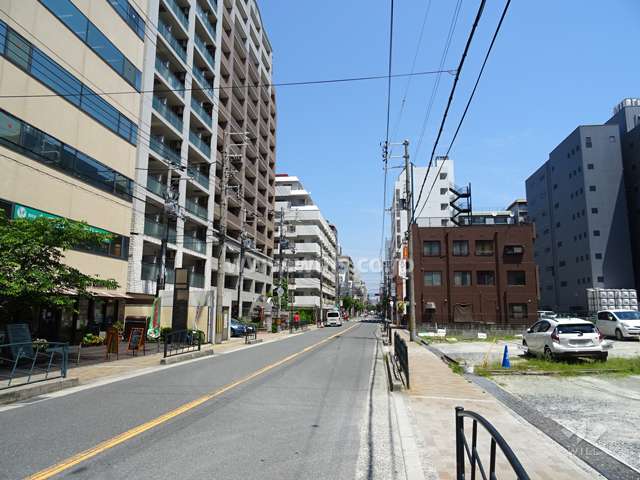 敷地東側の前面道路。通称「江坂ウエストサイドストリート」です。