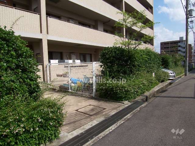 1階住戸は一部、専用庭と駐車スペースがあります。