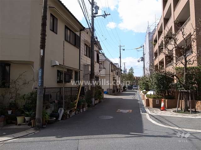 敷地南側の前面道路。南側には一戸建てが立ち並んでいます。