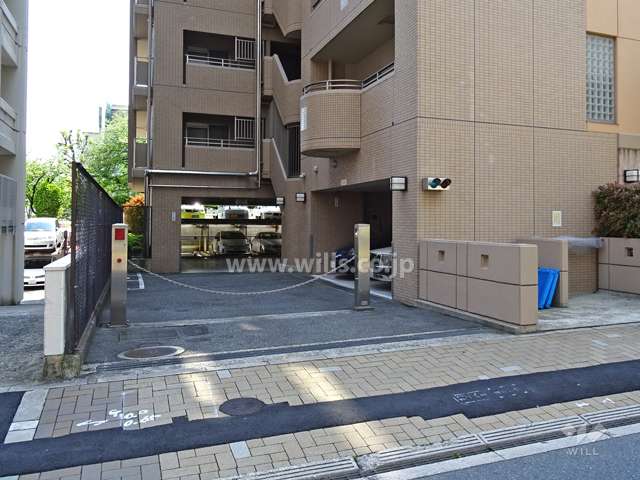 駐車場出入り口（ロボットゲート付き）