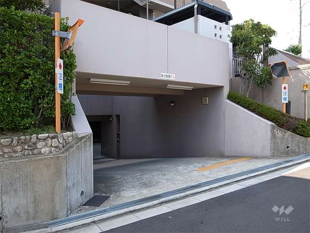 駐車場の入り口にはロボットゲートが付いています。