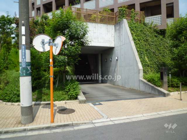駐車場の入り口（リングシャッター付き）