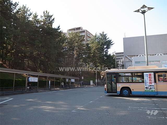 「桃山台」駅のロータリーから見た『メゾン千里桃山台』
