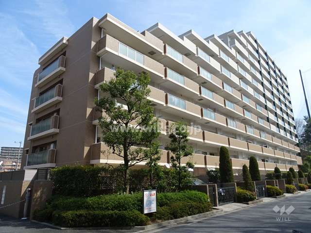 レスタージュ千里万博公園シェルスクエアの外観（北東側から）3月頃の様子