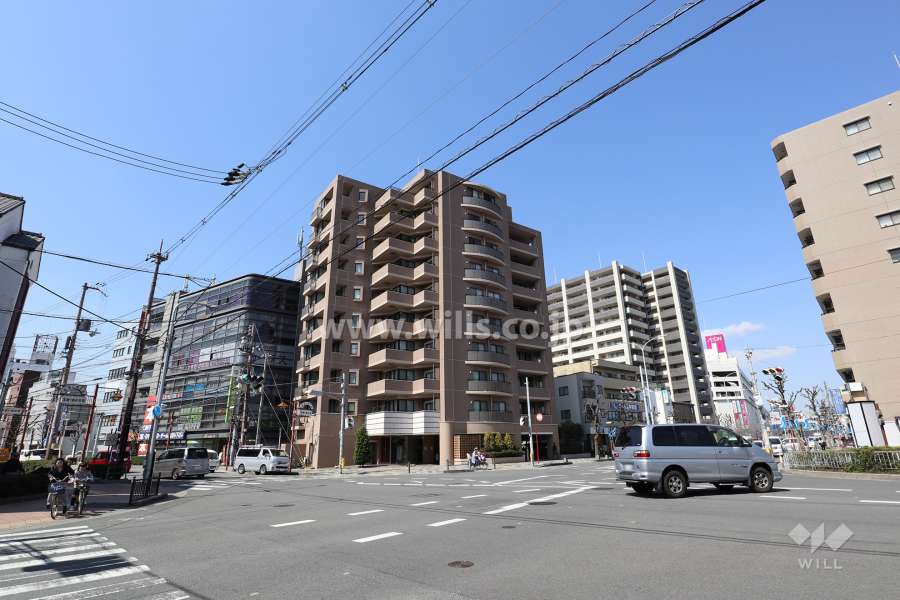 東急ドエルアルス吹田アーバンビューの遠景。交差点に面しています。