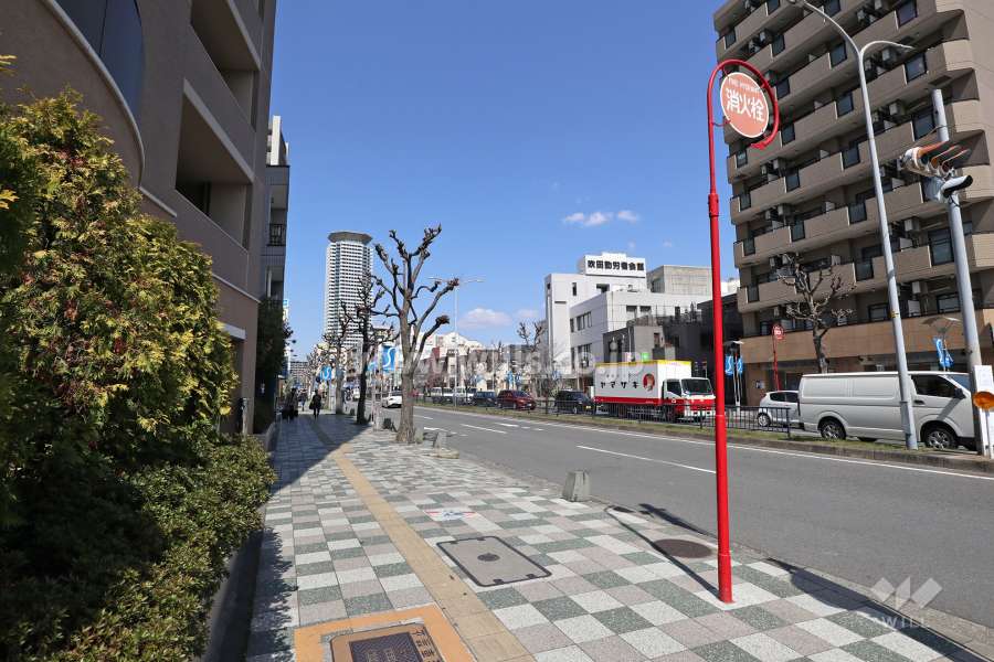 JR吹田駅へ続く、敷地北東側の前面道路