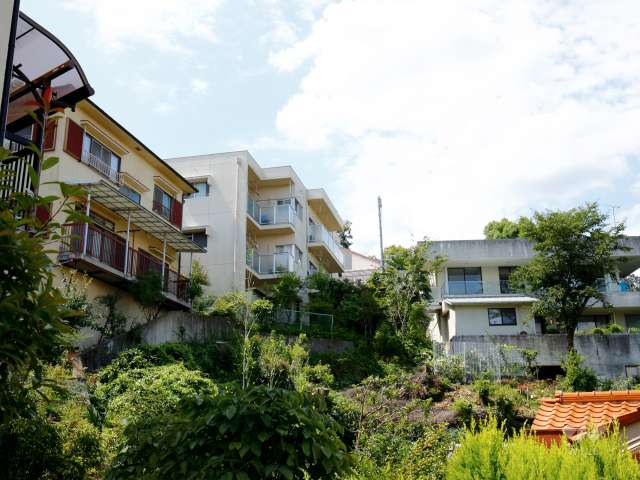ベル中山の遠景。山に囲まれた高台にあります。