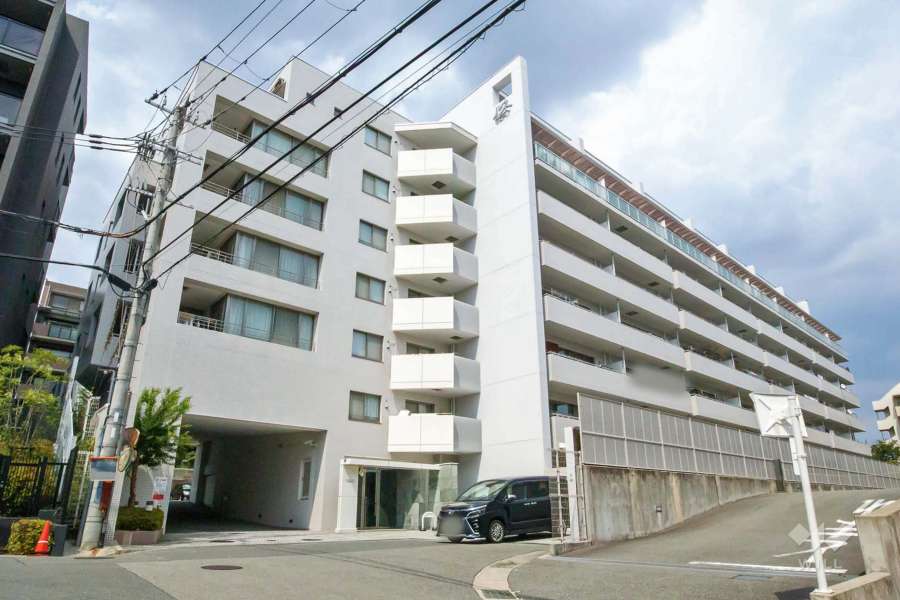 ルネブラン・クール北千里古江台の外観（南西側から）