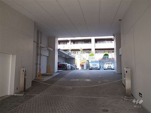 駐車場出入り口（ロボットゲート付き）