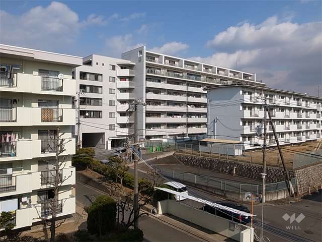 周辺は、マンションが多く立ち並ぶ静かな住宅地です。