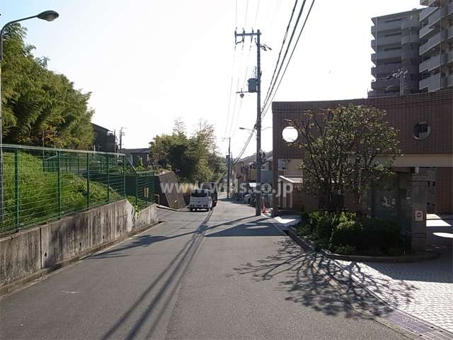 敷地北東側、エントランス前の道路。
