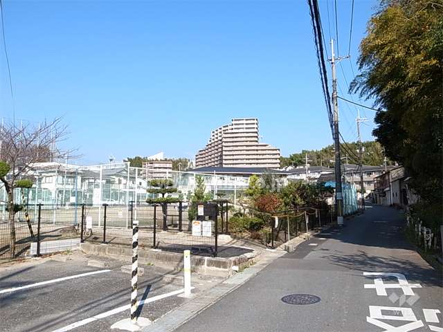高台の住宅地に立地し、すぐ北側には万博公園があります。
