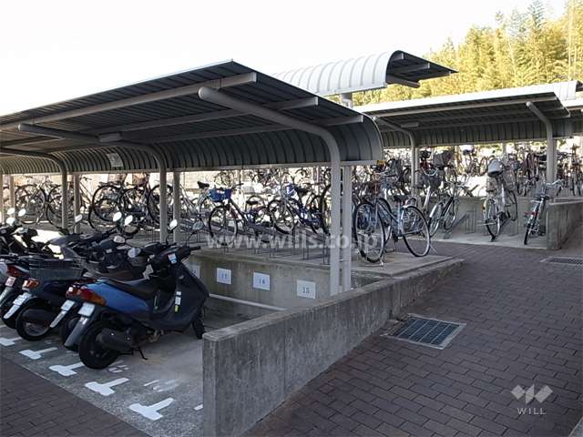 駐輪場とバイク置き場