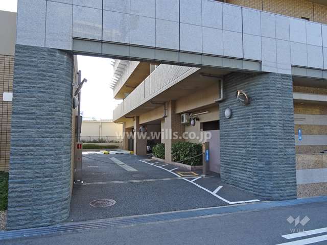 駐車場の出入り口（ロボットゲート付き）