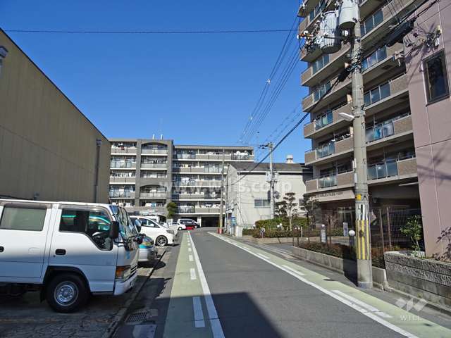 敷地西側の前面道路