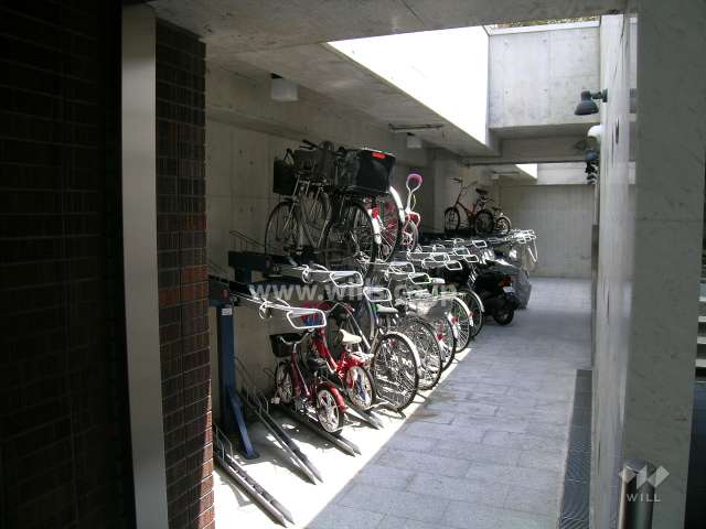 エントランス横にある駐輪場