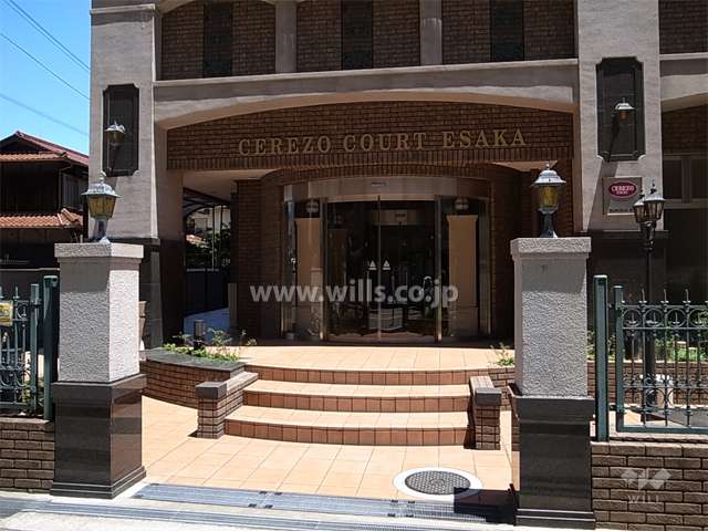 クラシカルな門灯が付いた円形のエントランス