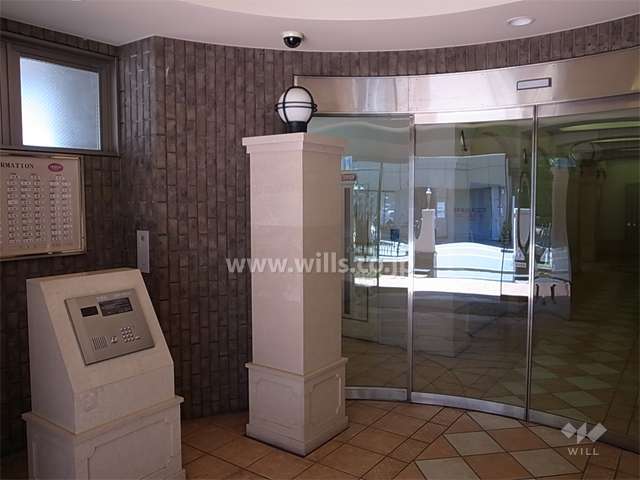 エントランスは折り上げ天井で、オートロック付きです。