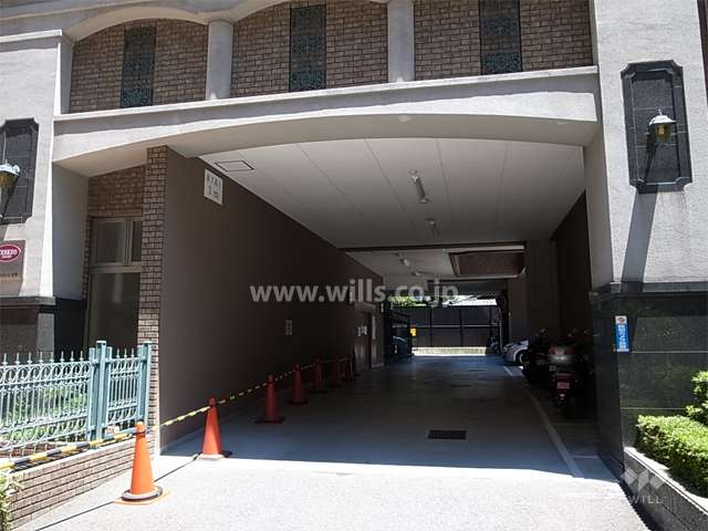 駐車場入り口。入り口横にはバイク置き場があります。