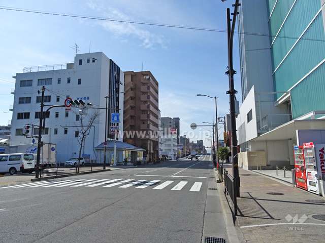敷地北側の前面道路（東側から）