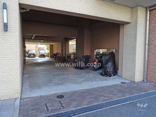 駐車場の出入り口。入口付近にバイク置場があります。