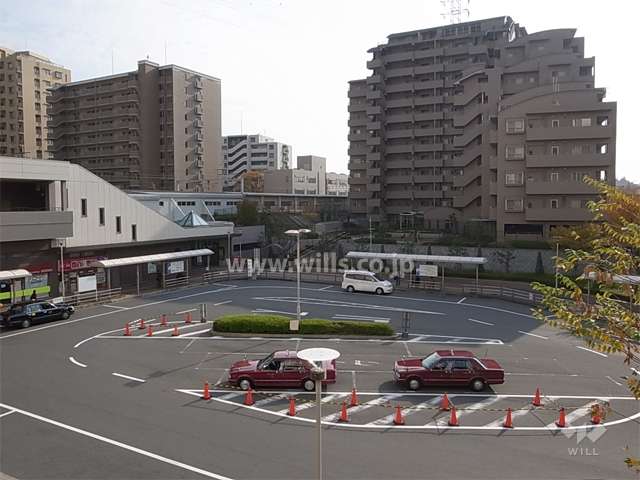 阪急「山田」駅のロータリーから見たジオ阪急千里山田。ロータリーから直接入る北側のエントランスもあります。