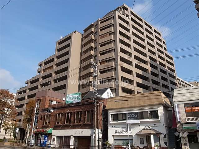 ジオ阪急千里山田の外観（南西側から）　右がセンターウイング、左がフロントウイング。