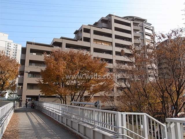 ジオ阪急千里山田の外観（西側から）　フロントウイング。