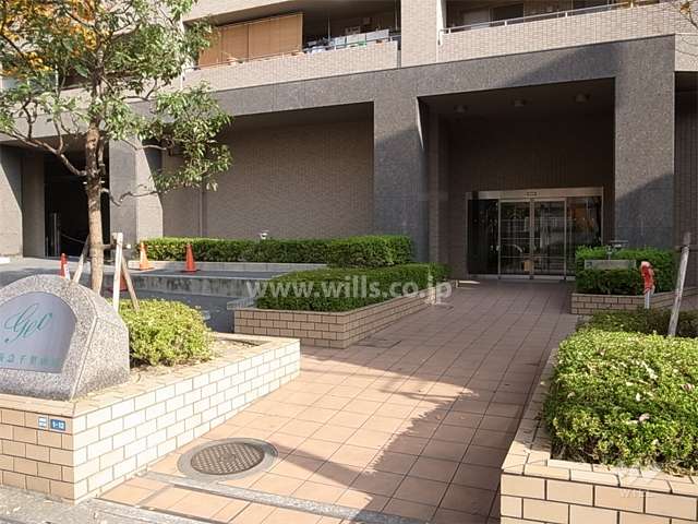 西側のエントランス