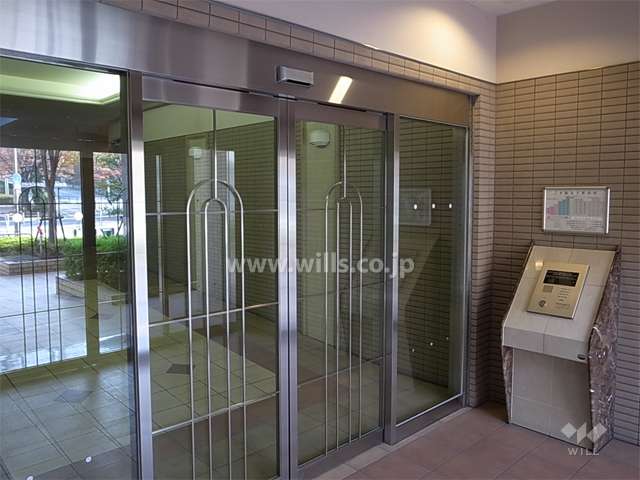 エントランスはオートロック付きです。