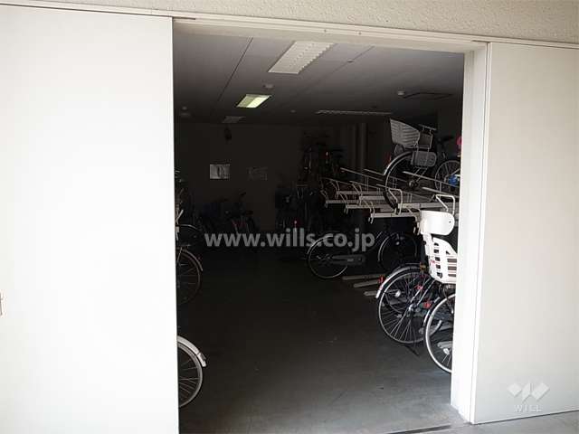 駐輪場（屋内にあり、他にバイク置き場もあります。）