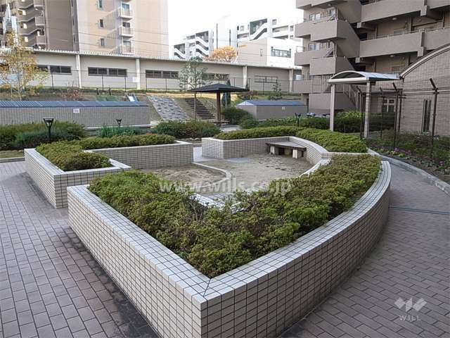 エターナルガーデン。斜面を利用した滑り台なども設置されています。