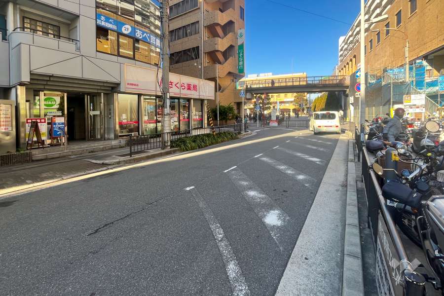 敷地東側の前面道路(東側から)
