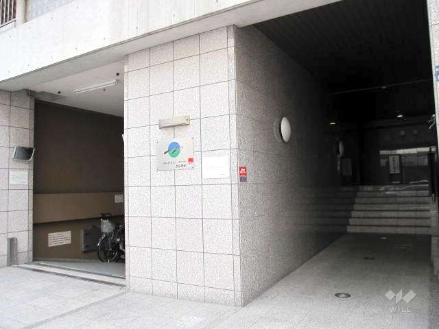 エントランス(右）と駐車場(左)への進入口