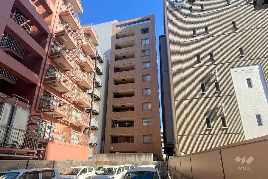 ブルグリンコート吹田駅前の外観（南西側から）