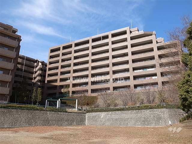 ヒルズ北千里古江台の外観（南東側から）