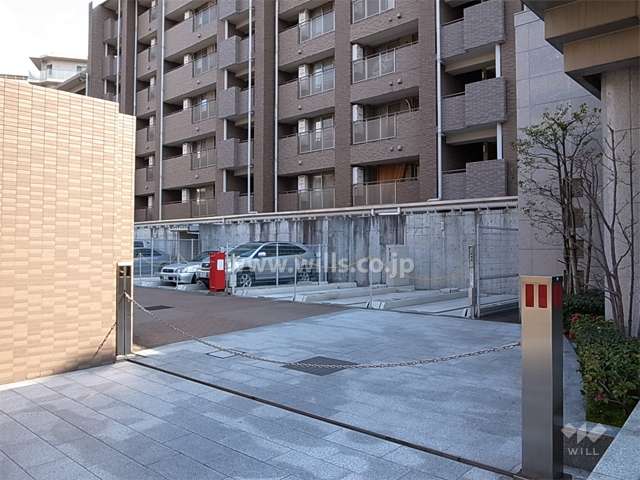 駐車場に入口にはロボットゲートが設置されています。
