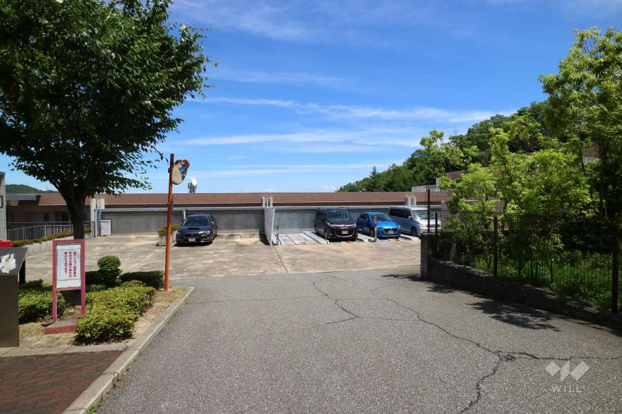 敷地西側の前面道路