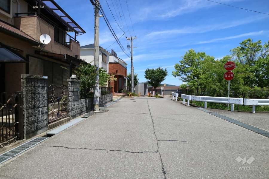 敷地西側の前面道路