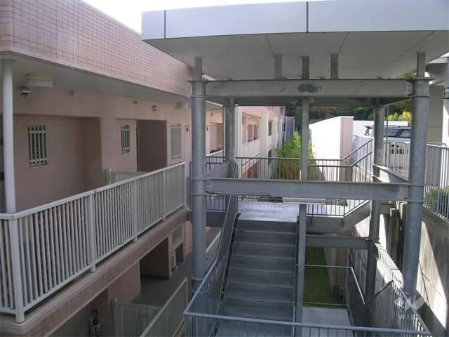 エントランスと棟とを結ぶ渡り廊下と階段