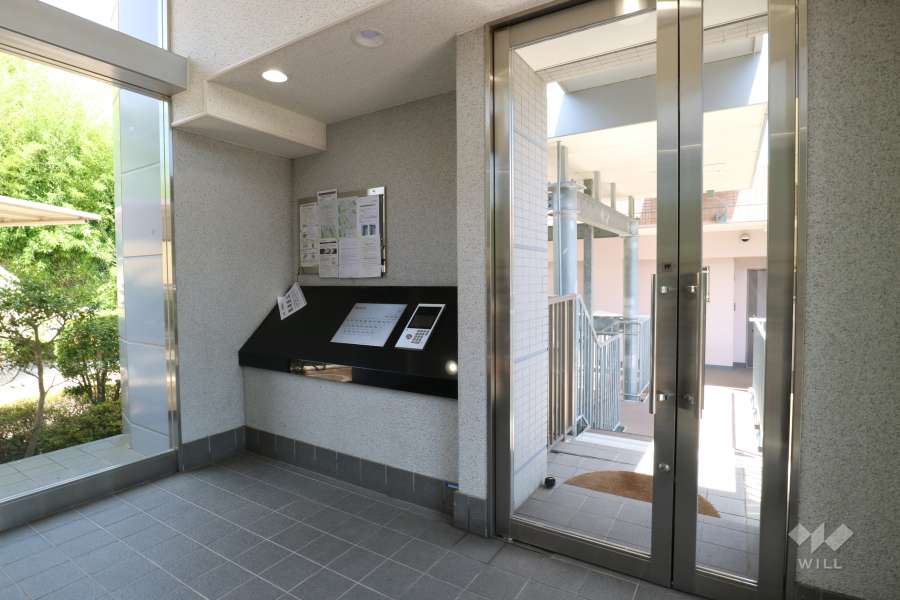 エントランスはオートロック付きです。