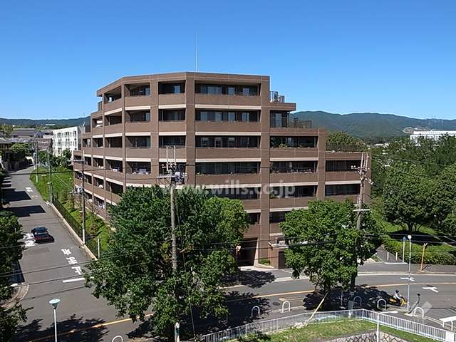 ディーグランセ北千里青山台の遠景。やや高台にあり、北東側にはくちなし公園が広がっています。
