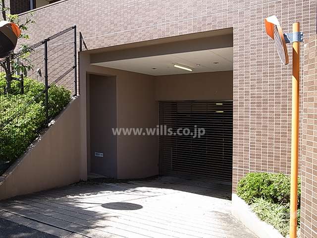 駐車場入り口（リングシャッター付き）