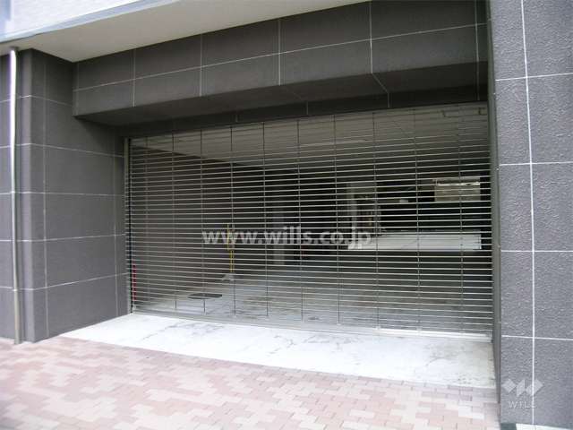 ロボットゲート付きの駐車場入り口